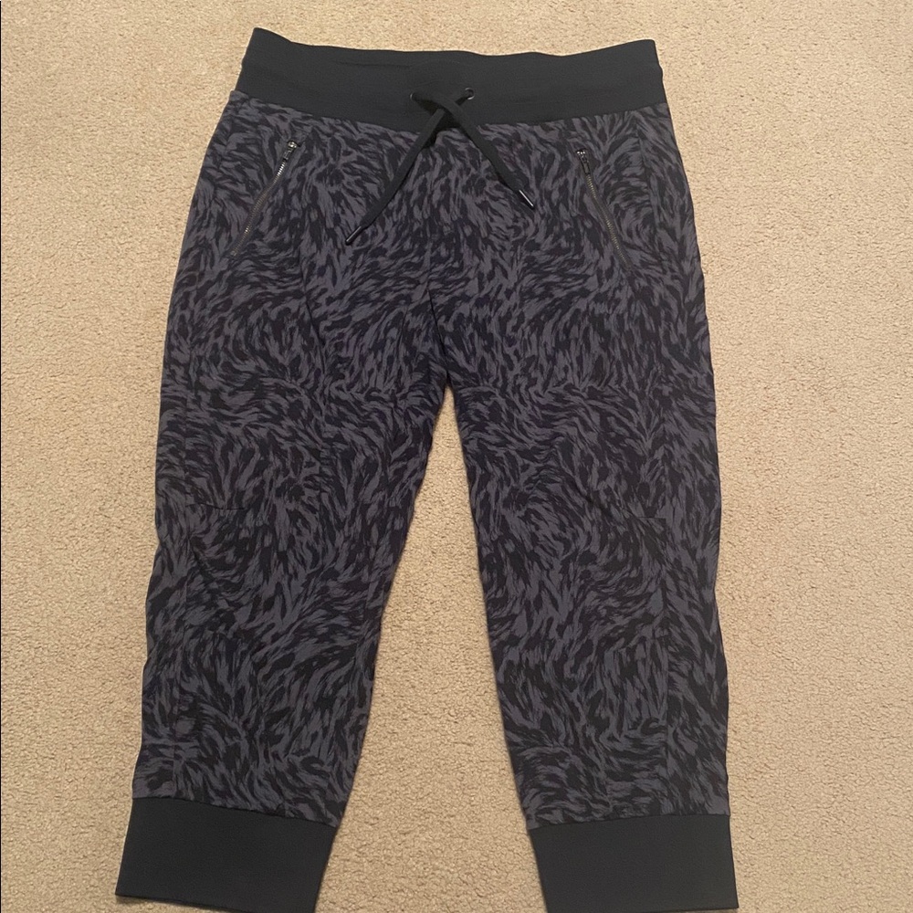 Athleta trekkie North printed Crop 23” jogger in 10P